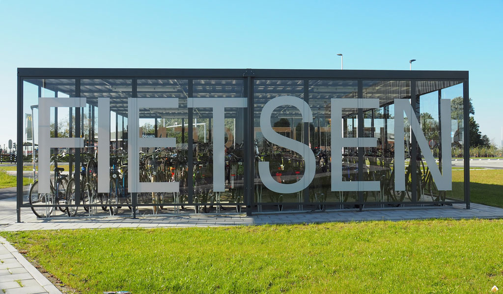FalcoLok fietsenstalling op Schiphol-Noord Op Schiphol-Noord, naast het nieuwe busstation, kan men fietsen parkeren in een Falco fietsenberging met wanden van veiligheidsglas. Op deze wanden zijn stickers geplakt zodat het niet te missen is waar fietsen geparkeerd kunnen worden.