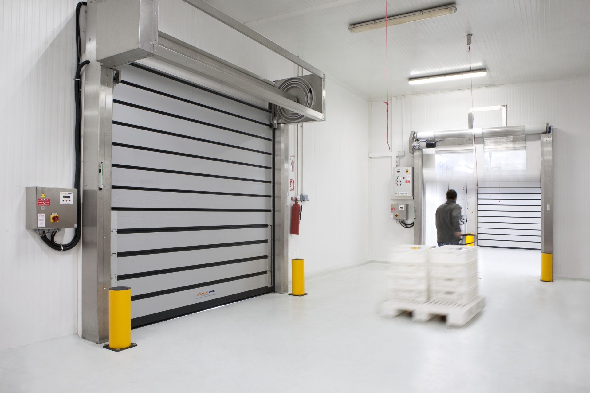 Keep it cool met een EFAFLEX snelloopdeur Keep it cool met een EFAFLEX snelloopdeur