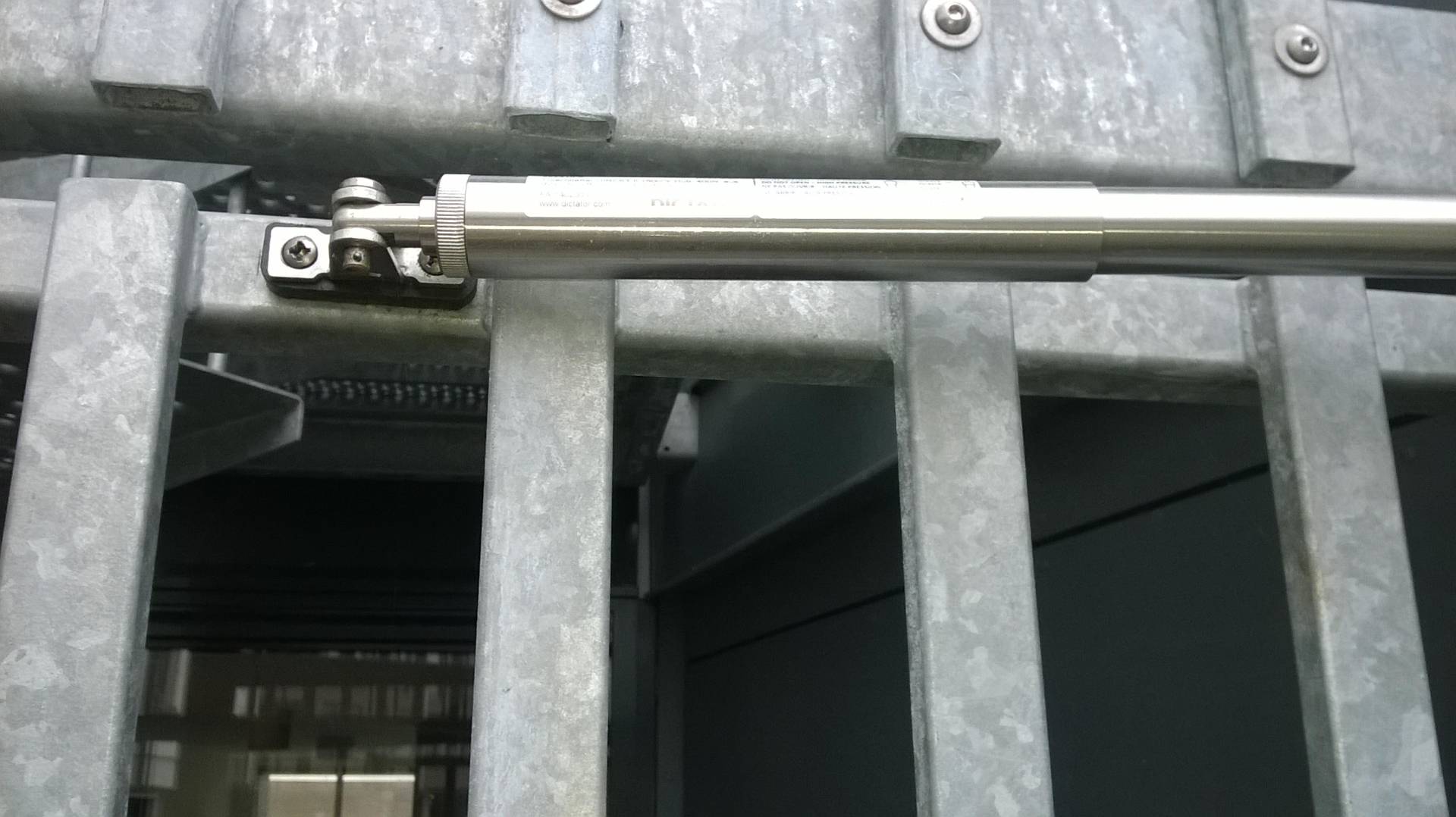 Zelfsluitende toegangspoort maakt hekwerk helemaal af! Zelfsluitende toegangspoort maakt hekwerk helemaal af!