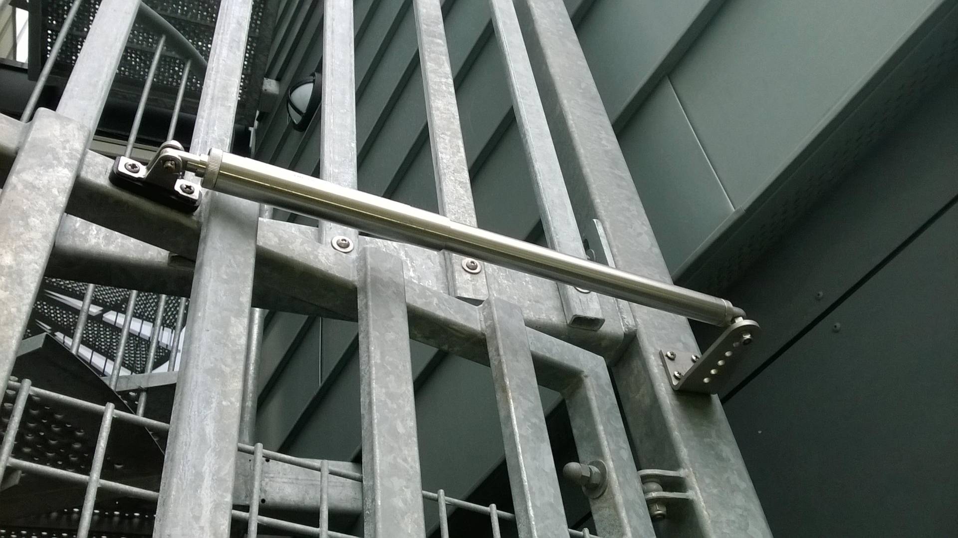 Zelfsluitende toegangspoort maakt hekwerk helemaal af! Zelfsluitende toegangspoort maakt hekwerk helemaal af!