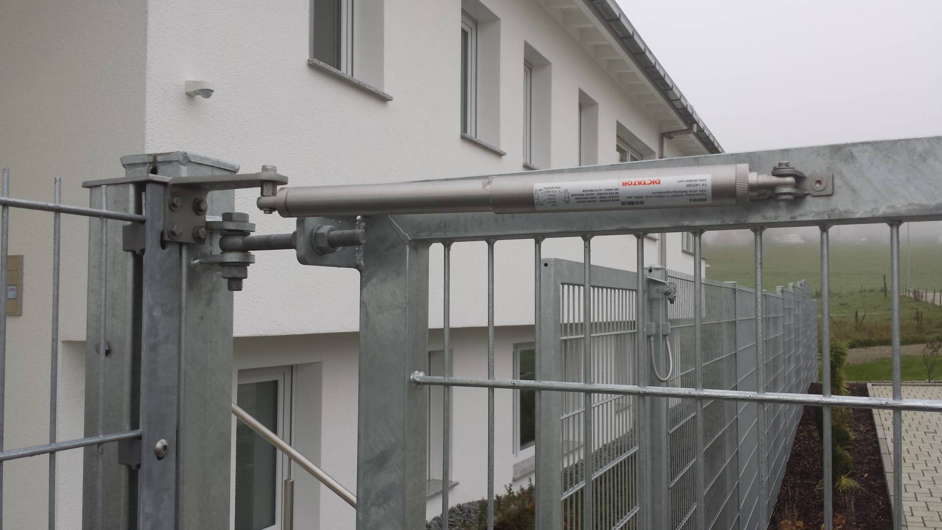 Zelfsluitende toegangspoort maakt hekwerk helemaal af! Zelfsluitende toegangspoort maakt hekwerk helemaal af!