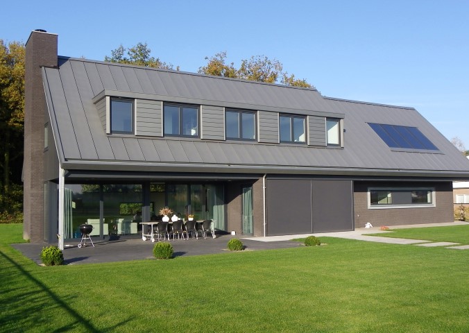 Patinakleur NedZink NOVA centraal bij materiaalkeuze dakconstructie nieuwbouwproject