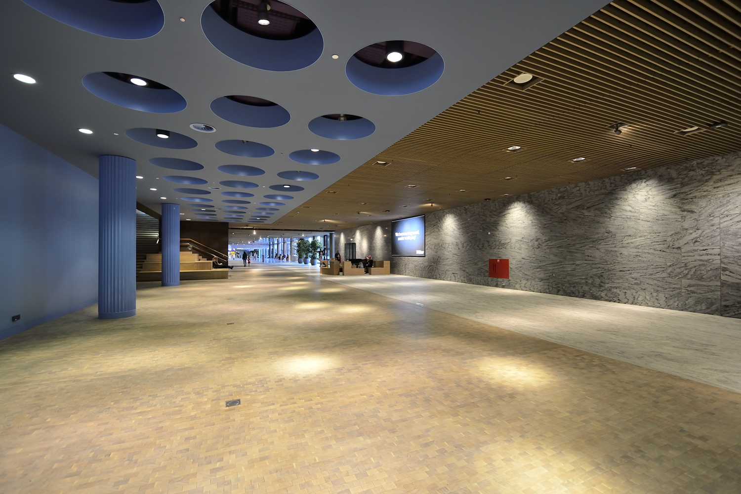 FOAMGLAS® bestaat grotendeels uit gerecycled glas. De gesloten structuur van de glascellen staat garant voor een hoogwaardig product met unieke eigenschappen. FOAMGLAS® bestaat grotendeels uit gerecycled glas. De gesloten structuur van de glascellen staat garant voor een hoogwaardig product met unieke eigenschappen.