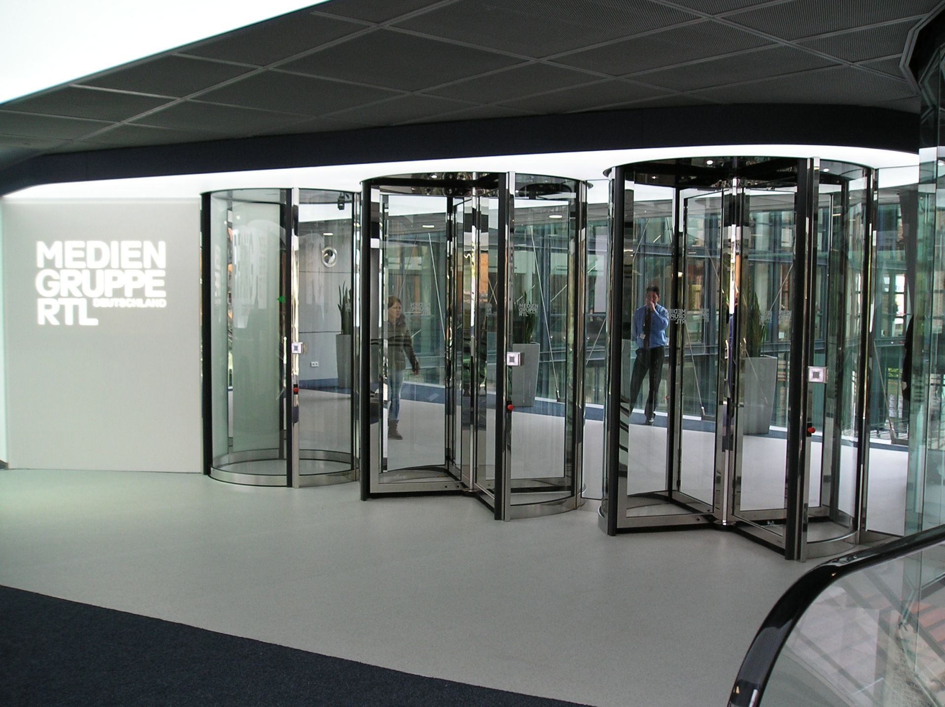 drie draaideuren bij gebouw RTL Deutschland