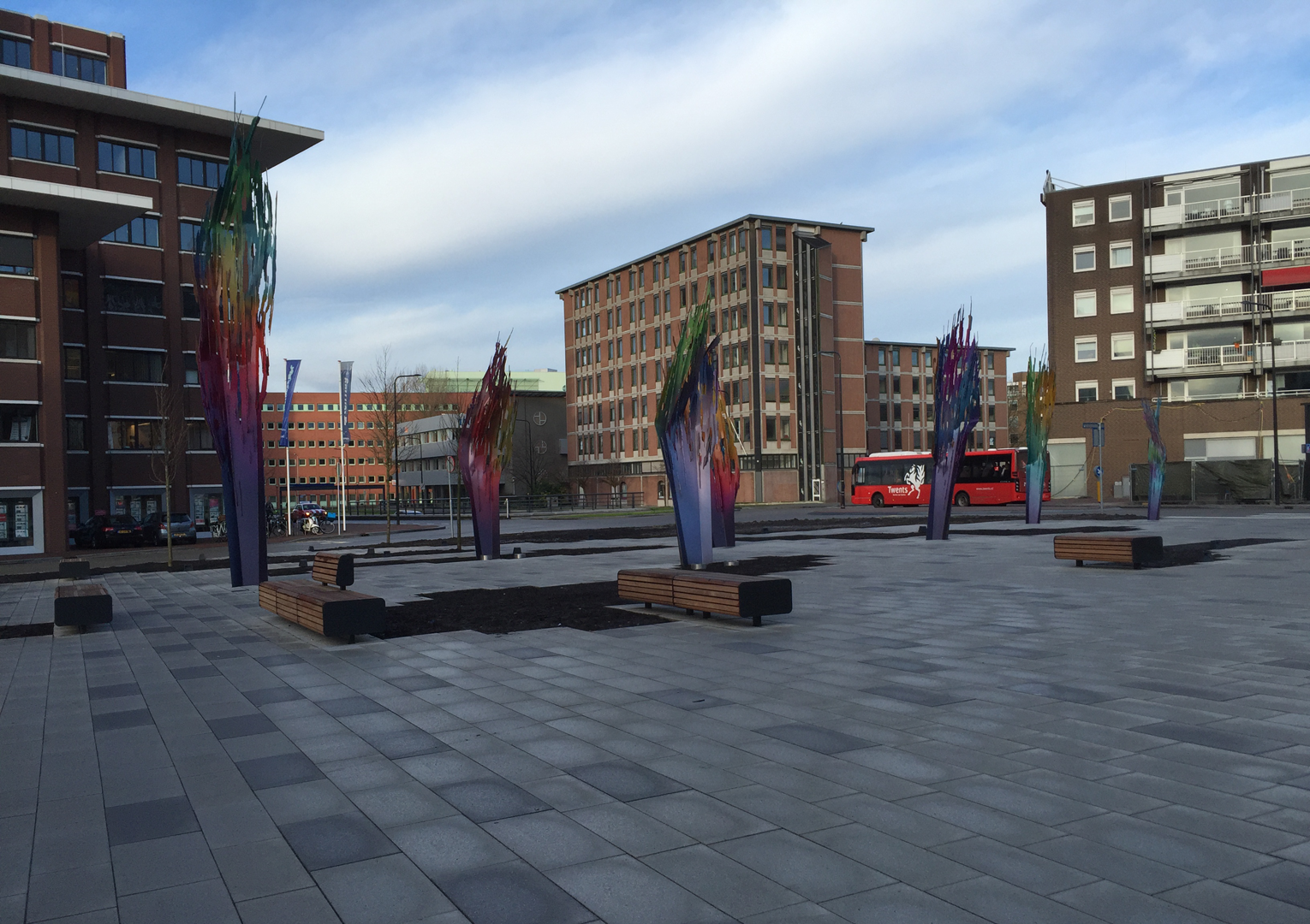Het nieuwe Koningsplein in Enschede is ingericht met op maat gemaakt Falco straatmeubilair Het nieuwe Koningsplein in Enschede is ingericht met op maat gemaakt Falco straatmeubilair