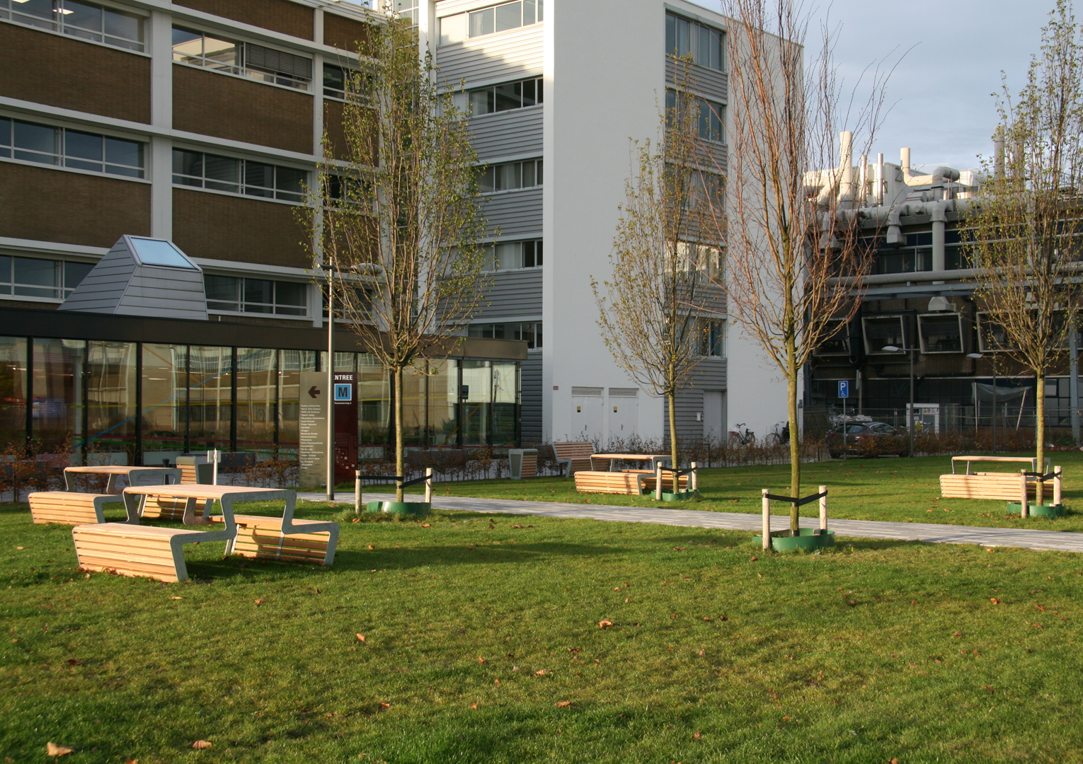 Het buitenterrein van bedrijvenpark Novio Tech staat vol met FalcoLinea producten zoals zitbanken, picknicksets en afvalbakken Het buitenterrein van bedrijvenpark Novio Tech staat vol met FalcoLinea producten zoals zitbanken, picknicksets en afvalbakken