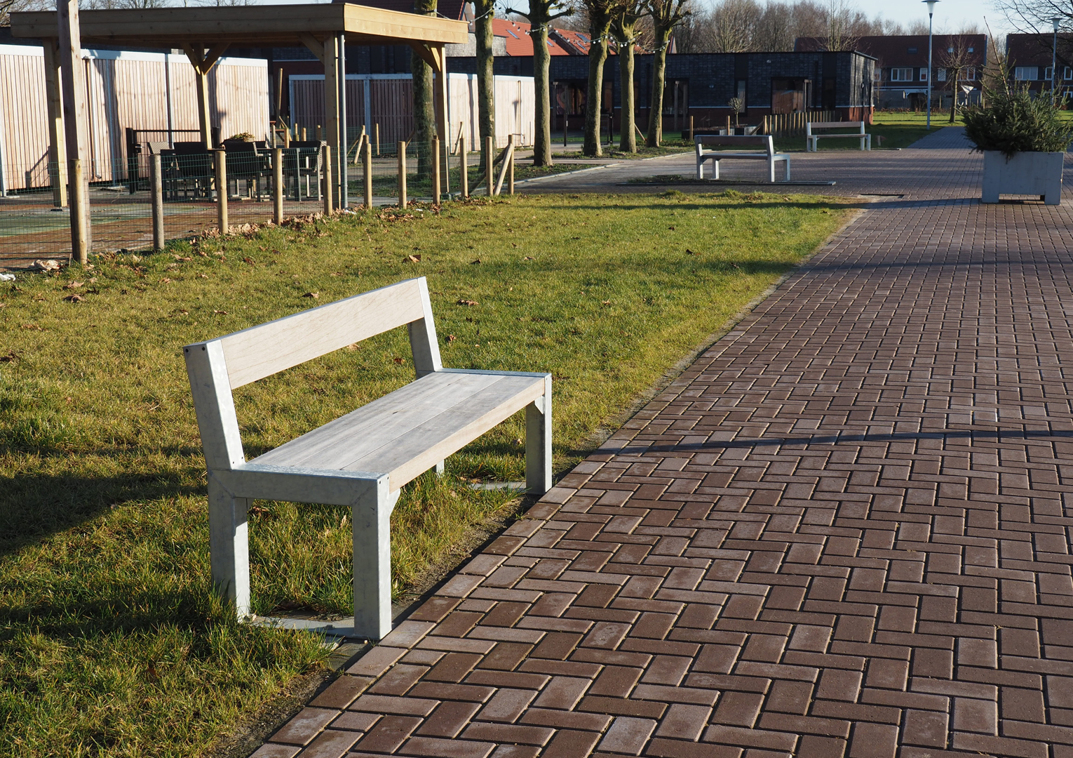 In Drachten kunnen bewoners en bezoekers van een nieuwe woonwijk hun fietsen parkeren in Falco overkappingen en uitrusten op FalcoBloc banken In Drachten kunnen bewoners en bezoekers van een nieuwe woonwijk hun fietsen parkeren in Falco overkappingen en uitrusten op FalcoBloc banken
