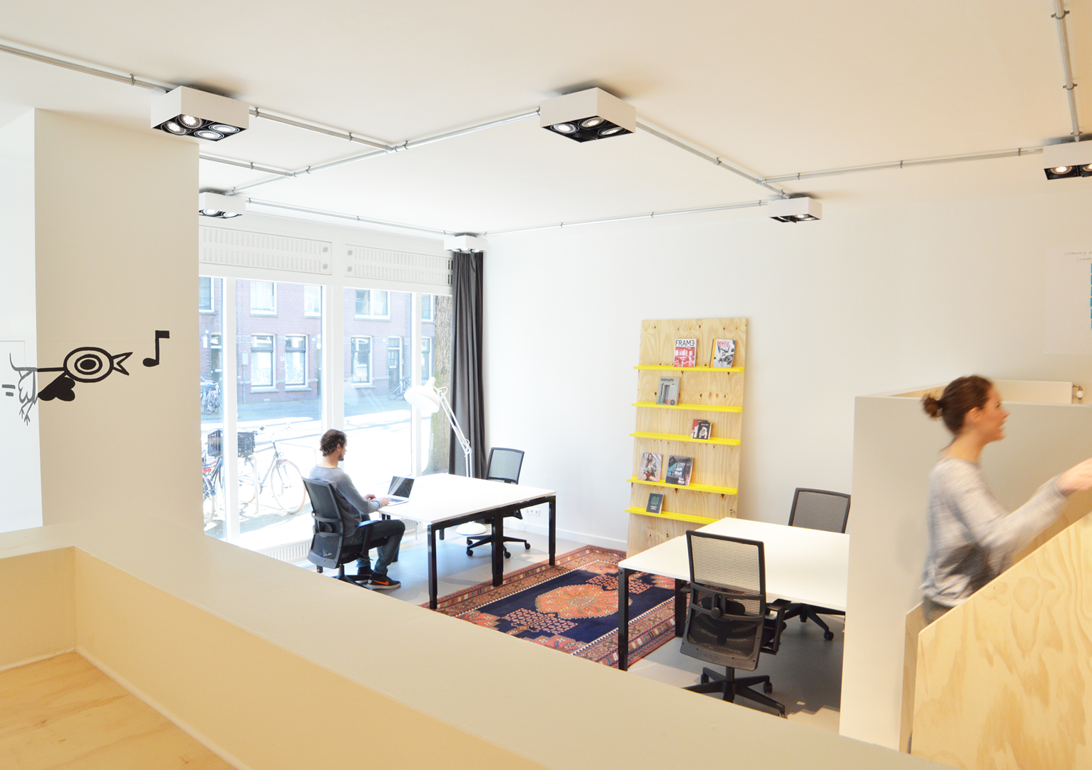 Het fraaie lichte kantoor met Marmoleum Concrete van Forbo Flooring en een pers op de grond Het fraaie lichte kantoor met Marmoleum Concrete van Forbo Flooring en een pers op de grond