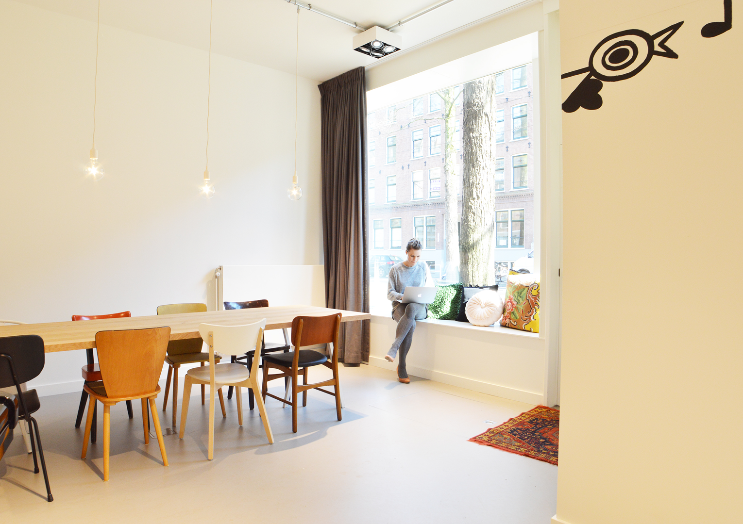 En de vergaderruimte met duurzaam Marmoleum Concrete van Forbo Flooring op de vloer En de vergaderruimte met duurzaam Marmoleum Concrete van Forbo Flooring op de vloer