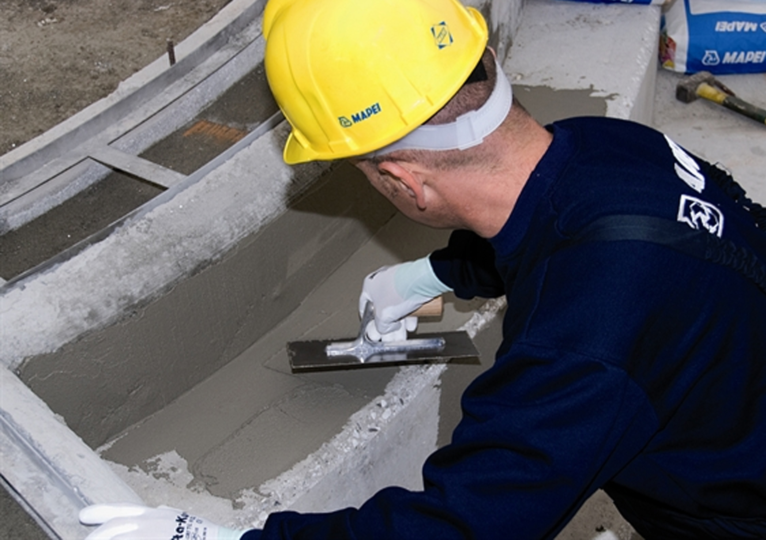 Sneldrogende stuc – en reparatiemortel voor wanden en vloeren Sneldrogende stuc – en reparatiemortel voor wanden en vloeren