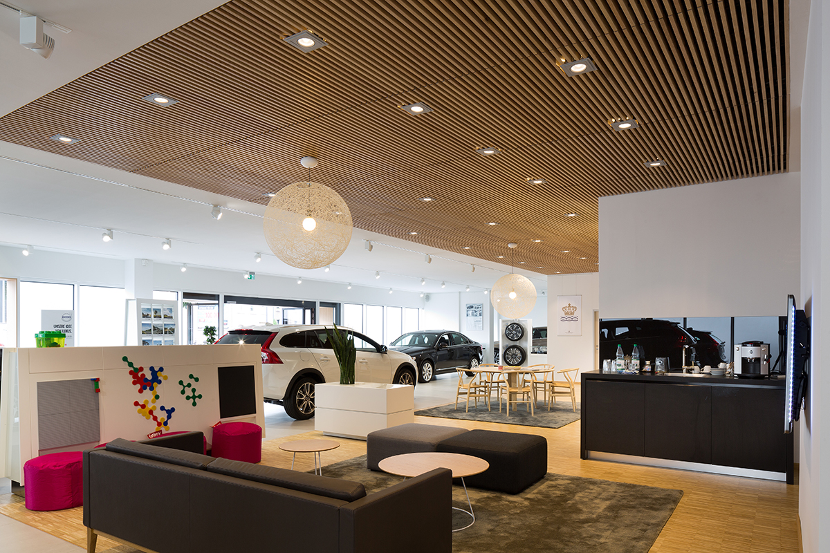 Vernieuwing showrooms Volvo – met massief houten plafonds Vernieuwing showrooms Volvo – met massief houten plafonds