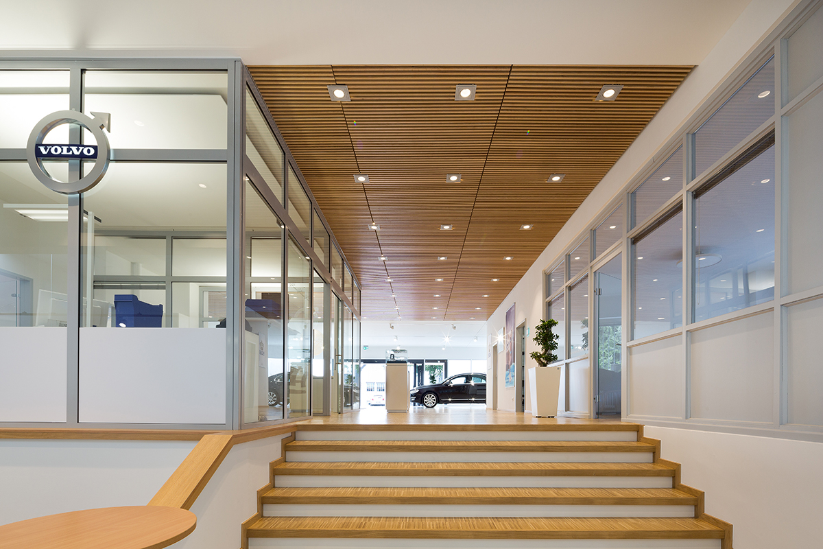 Vernieuwing showrooms Volvo – met massief houten plafonds Vernieuwing showrooms Volvo – met massief houten plafonds
