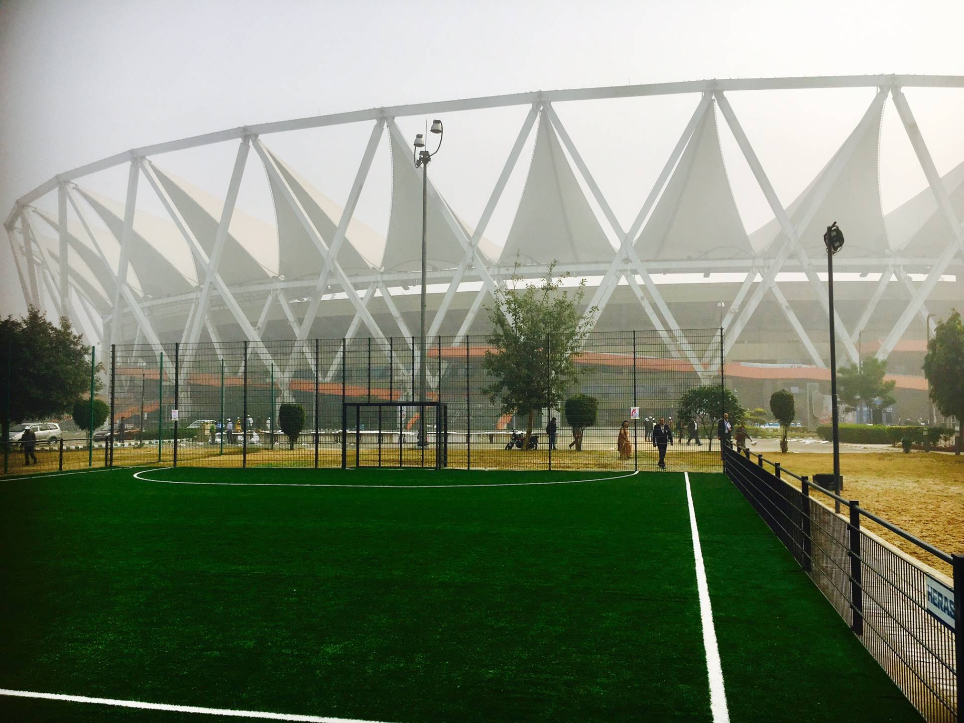 Hekwerk Heras beschermt mini sportarena Colourfield