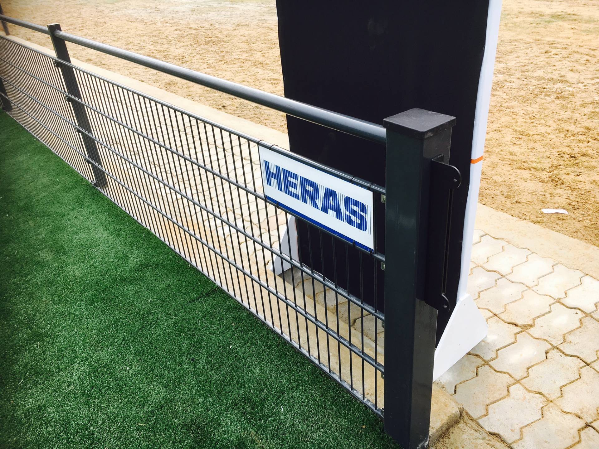 Hekwerk Heras beschermt mini sportarena Colourfield