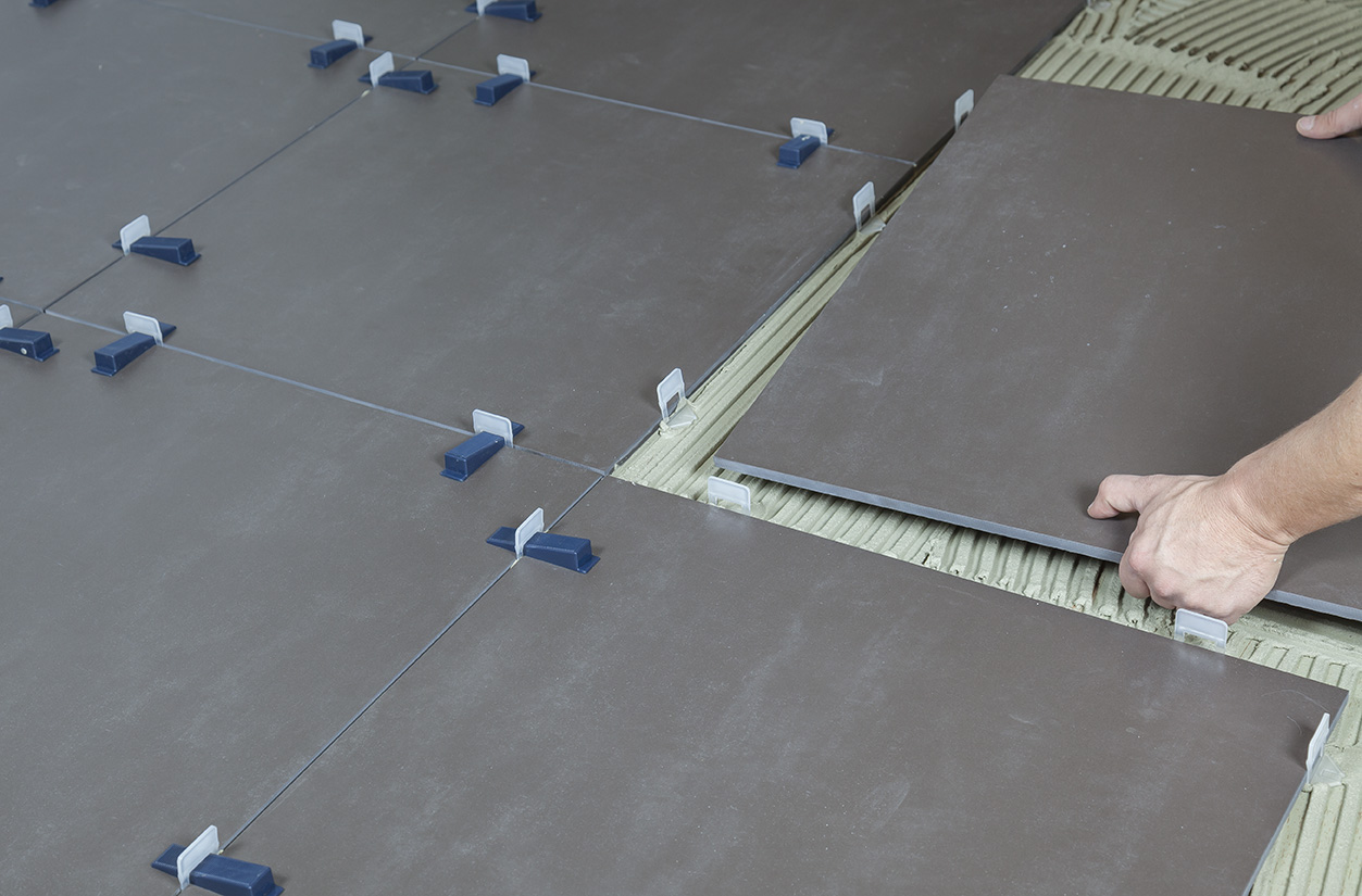 Het Bostik Leveling System: 100% gegarandeerd strakke en vlakke vloer- en wandtegels Het Bostik Leveling System: 100% gegarandeerd strakke en vlakke vloer- en wandtegels