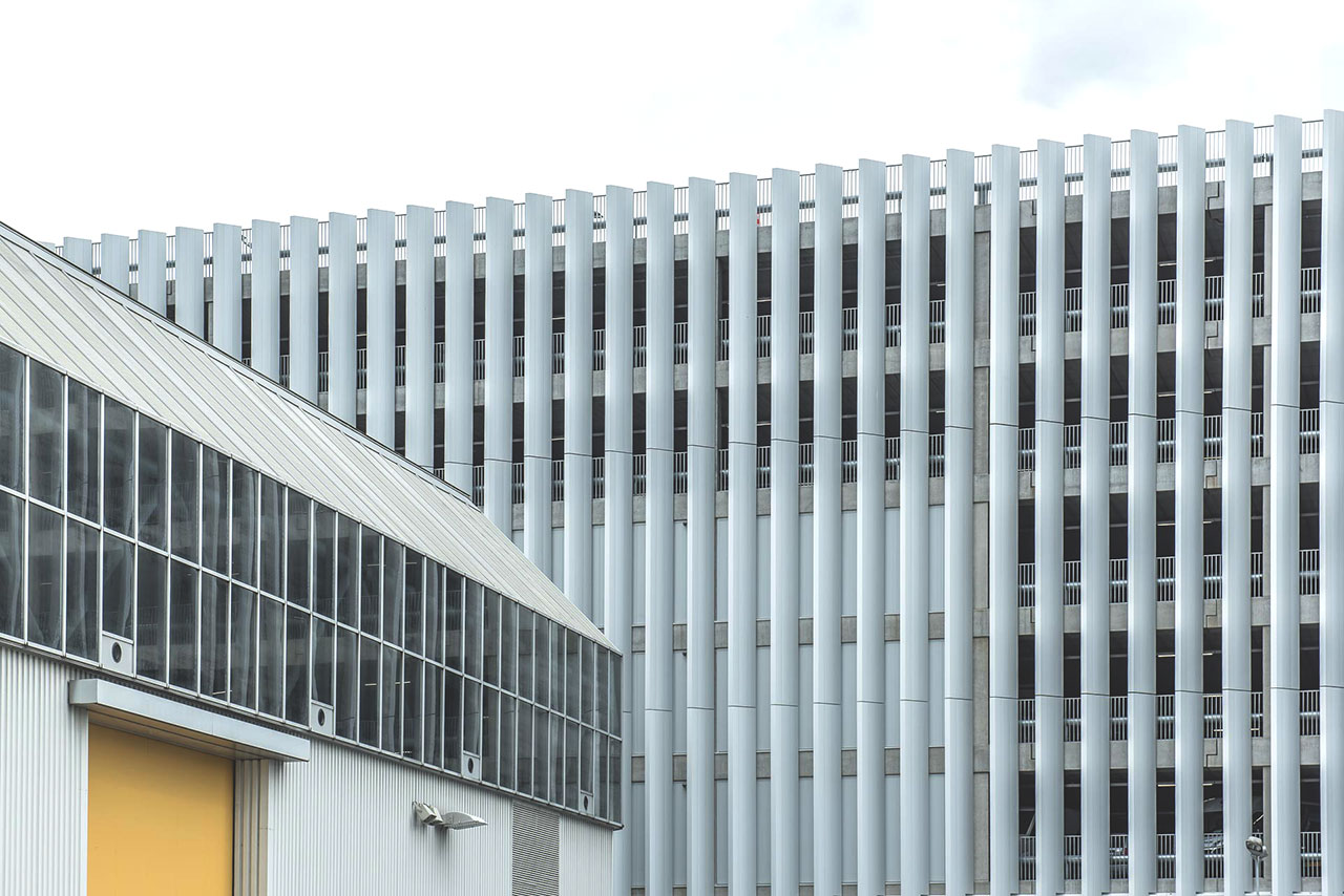 Lamellensysteem zorgt voor zon-, licht- en regenwering bij multifunctionele parkeergarage RAI Lamellensysteem zorgt voor zon-, licht- en regenwering bij multifunctionele parkeergarage RAI