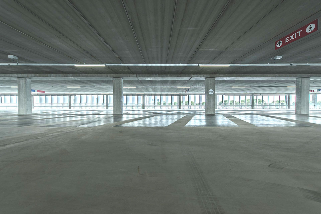 Lamellensysteem zorgt voor zon-, licht- en regenwering bij multifunctionele parkeergarage RAI Lamellensysteem zorgt voor zon-, licht- en regenwering bij multifunctionele parkeergarage RAI
