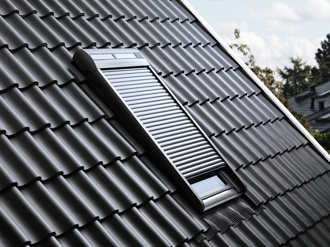 Houd de hitte buiten met VELUX buitenzonweringen en rolluiken Houd de hitte buiten met VELUX buitenzonweringen en rolluiken