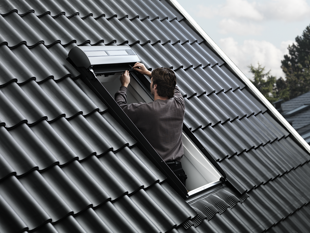 Houd de hitte buiten met VELUX buitenzonweringen en rolluiken Houd de hitte buiten met VELUX buitenzonweringen en rolluiken