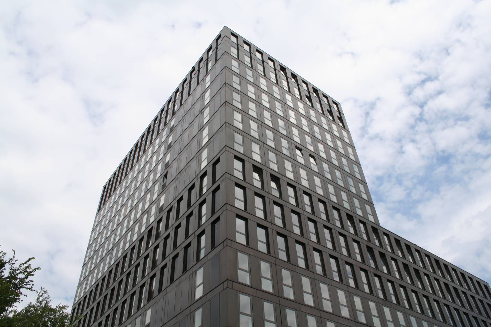 Bijzondere kozijn-raamcombinatie voor studentenwoningen Laan van Spartaan