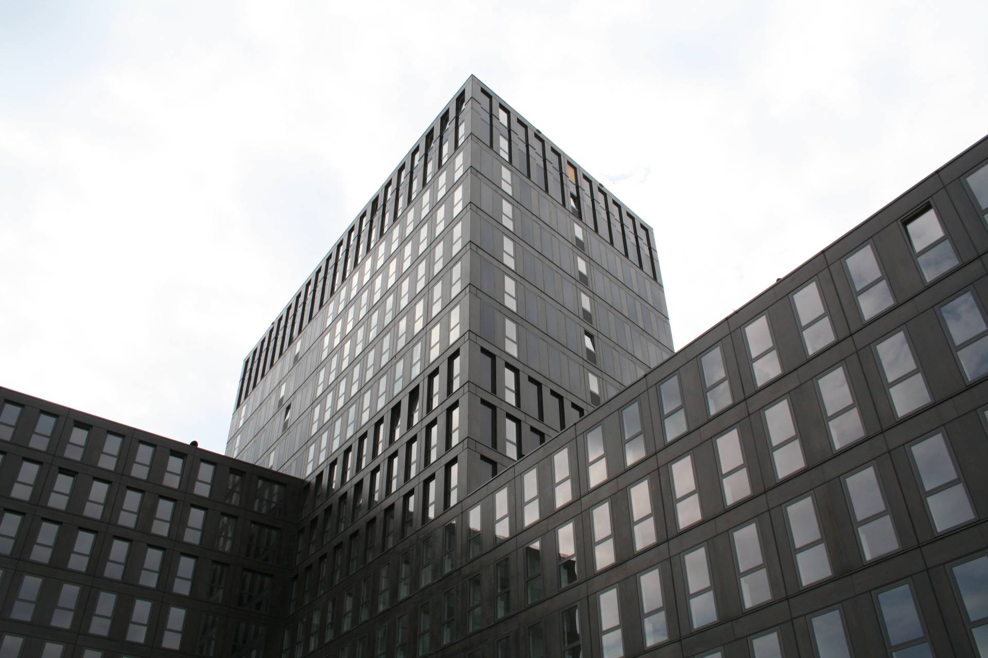 Bijzondere kozijn-raamcombinatie voor studentenwoningen Laan van Spartaan