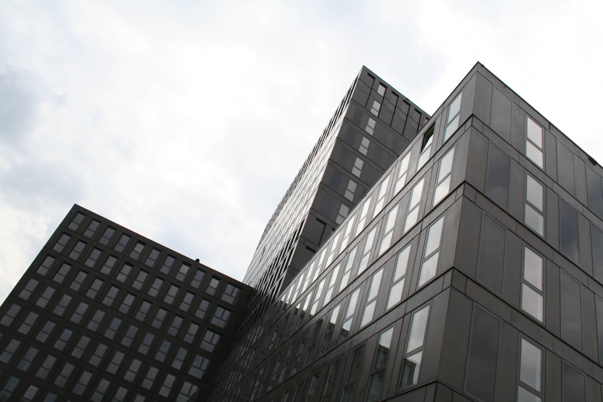 Bijzondere kozijn-raamcombinatie voor studentenwoningen Laan van Spartaan