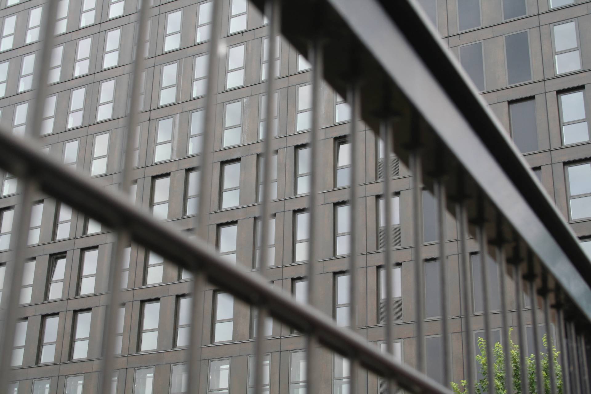 Bijzondere kozijn-raamcombinatie voor studentenwoningen Laan van Spartaan