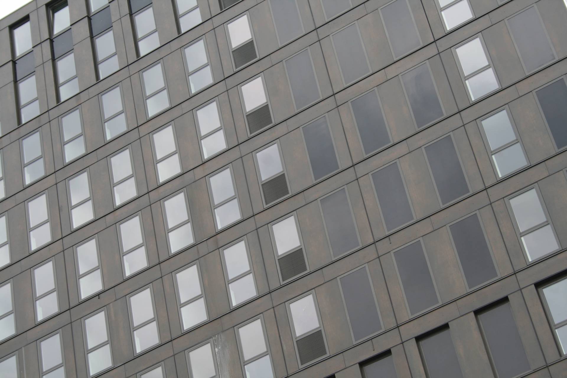 Bijzondere kozijn-raamcombinatie voor studentenwoningen Laan van Spartaan