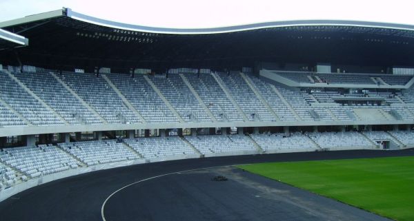 Stevige verankering van stoelen in stadions met betonankers van HECO