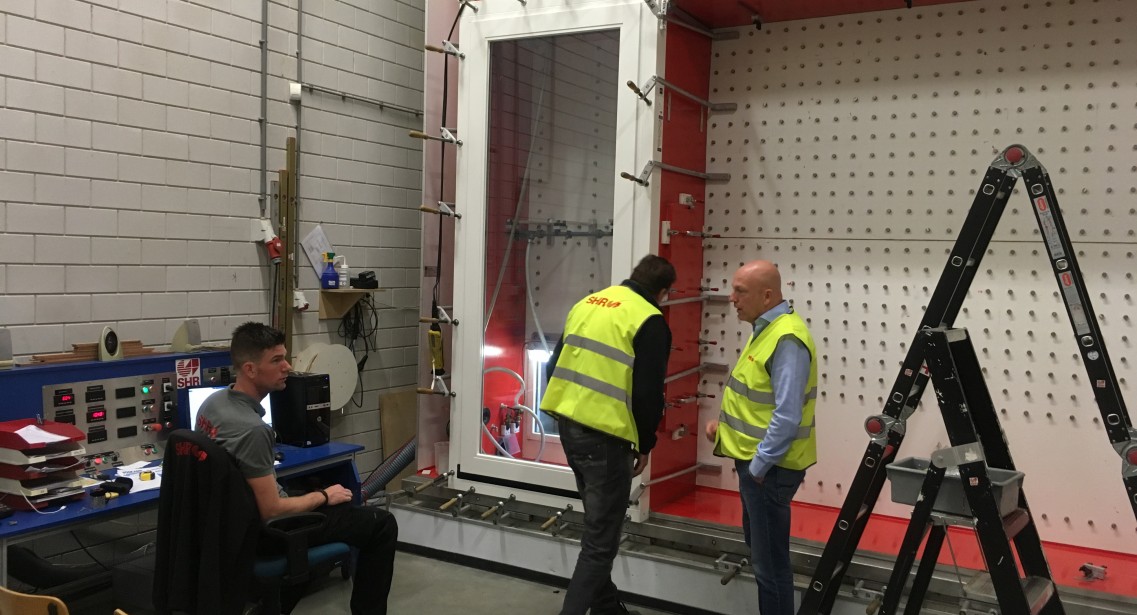 Holonote voorziet balkondeur met vezelversterkte onderdorpel