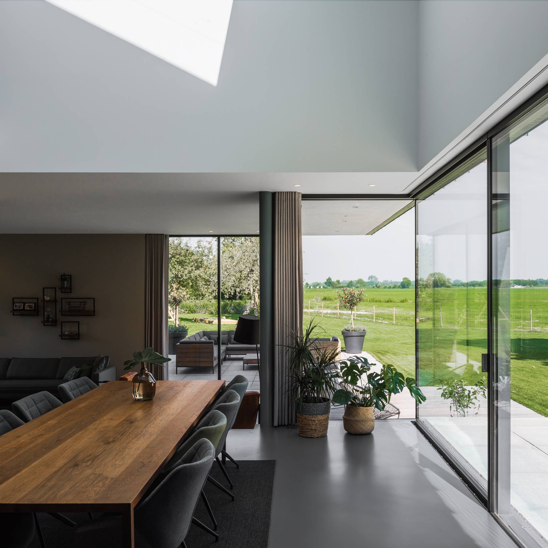 Ultraslank, kwaliteit, maatwerk en comfort. Dé kenmerken van Methermo®XL aluminium ramen en deuren. Ultraslank, kwaliteit, maatwerk en comfort. Dé kenmerken van Methermo®XL aluminium ramen en deuren.