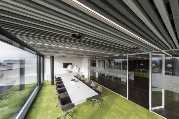 Prijswinnend lineair vilten plafondsysteem van Hunter Douglas toegepast in nieuw bedrijfsgebouw