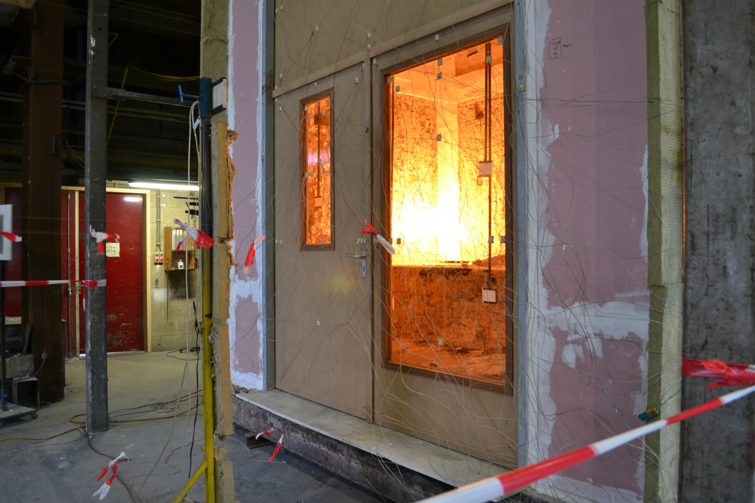 Test brandwerende dubbele deur met spiegelstuk in stalen kozijn Test brandwerende dubbele deur met spiegelstuk in stalen kozijn