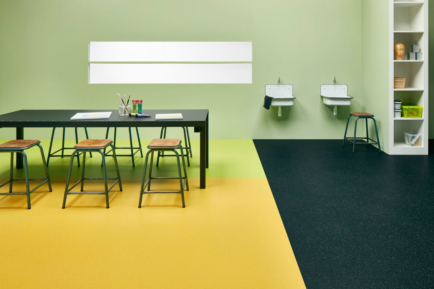 Het nieuwe Step anti-slip vinyl van Forbo Flooring in een leslokaal Het nieuwe Step anti-slip vinyl van Forbo Flooring in een leslokaal