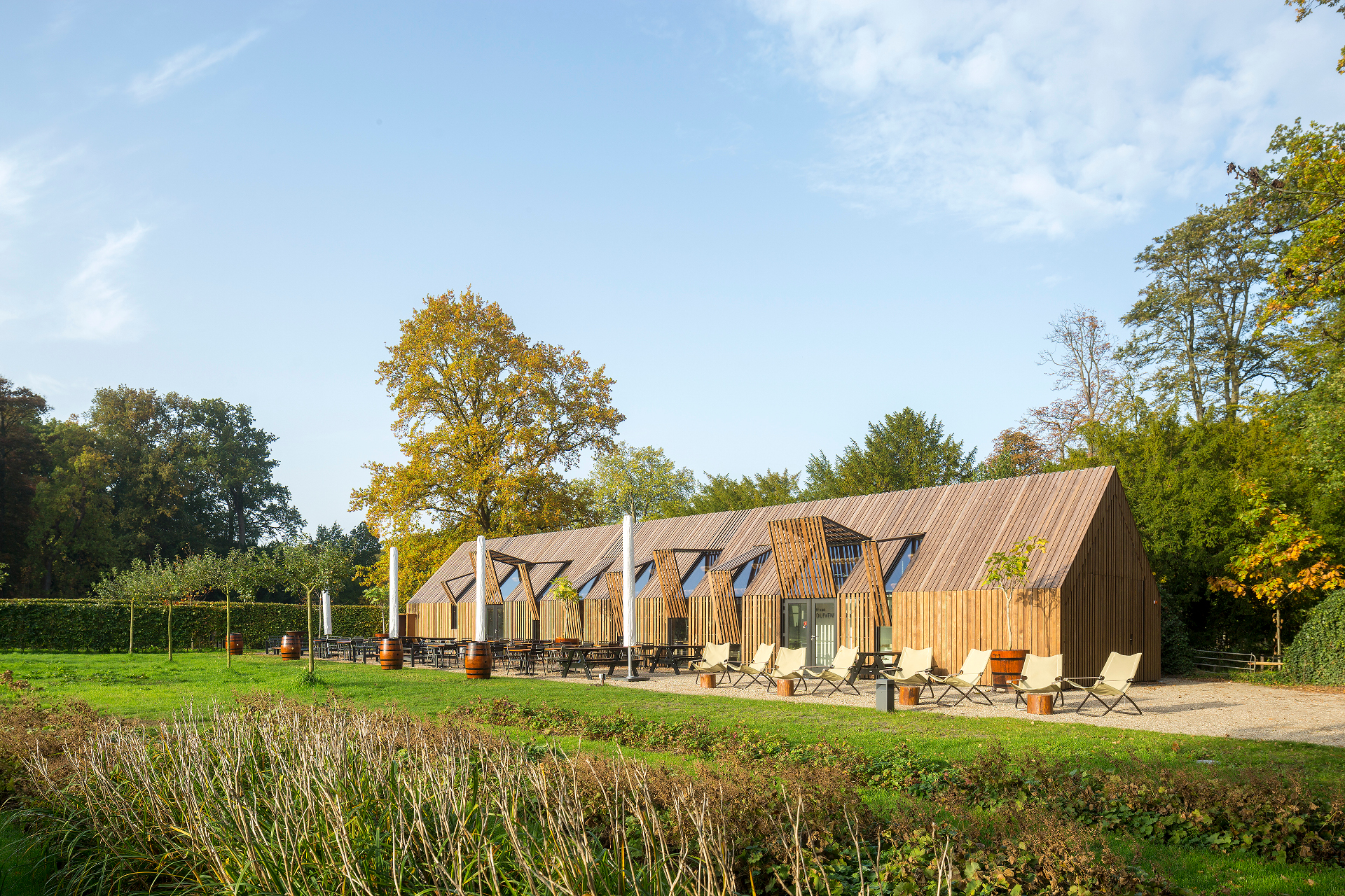 NobelWood: het hardhout alternatief voor gevels van Foreco hout gebouw met terras