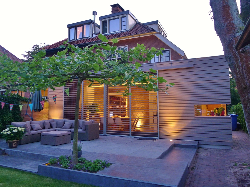 huis met houten serre vanuit tuin