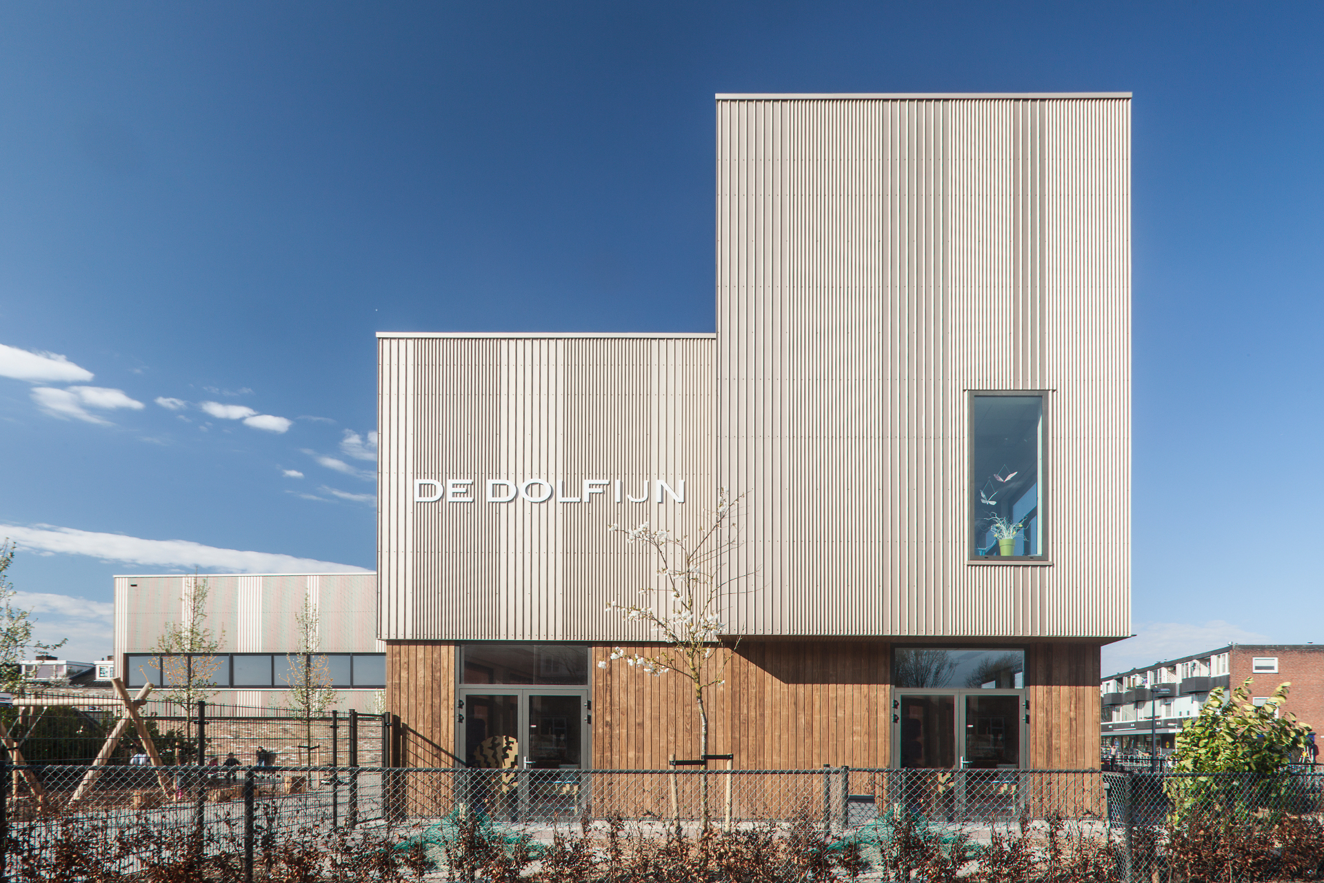 voorkant gebouw De Dolfijn