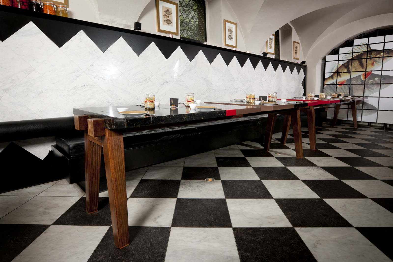 eetruimte met wit en zwarte tegels