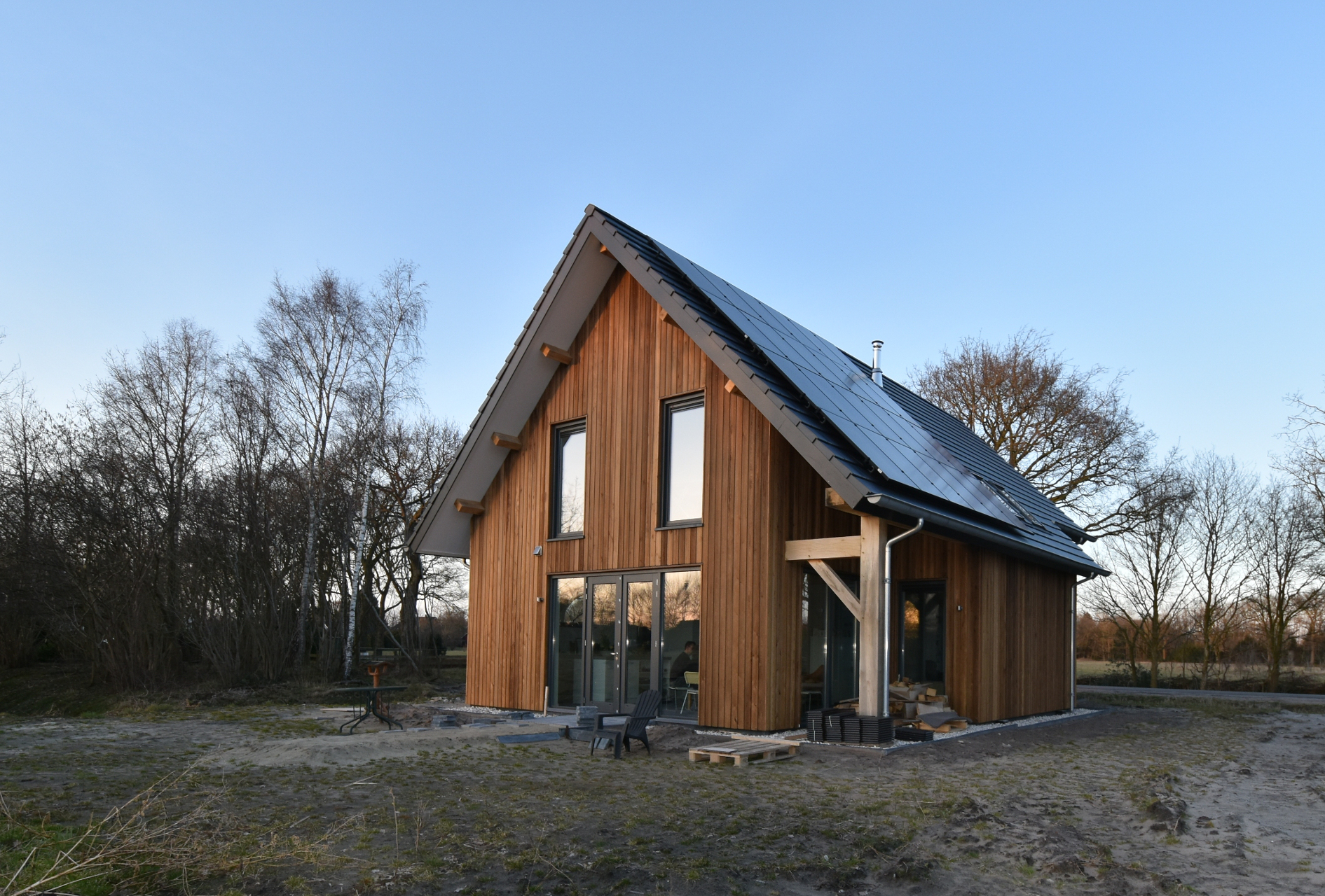 huis met zonnepanelen en tuin in aanbouw
