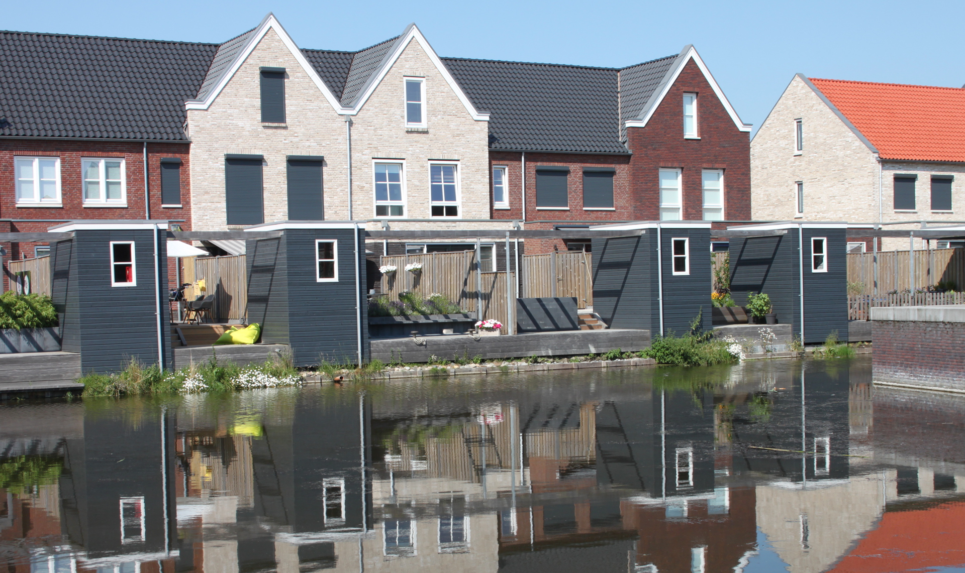 gekleurde gevels woningen aan het water