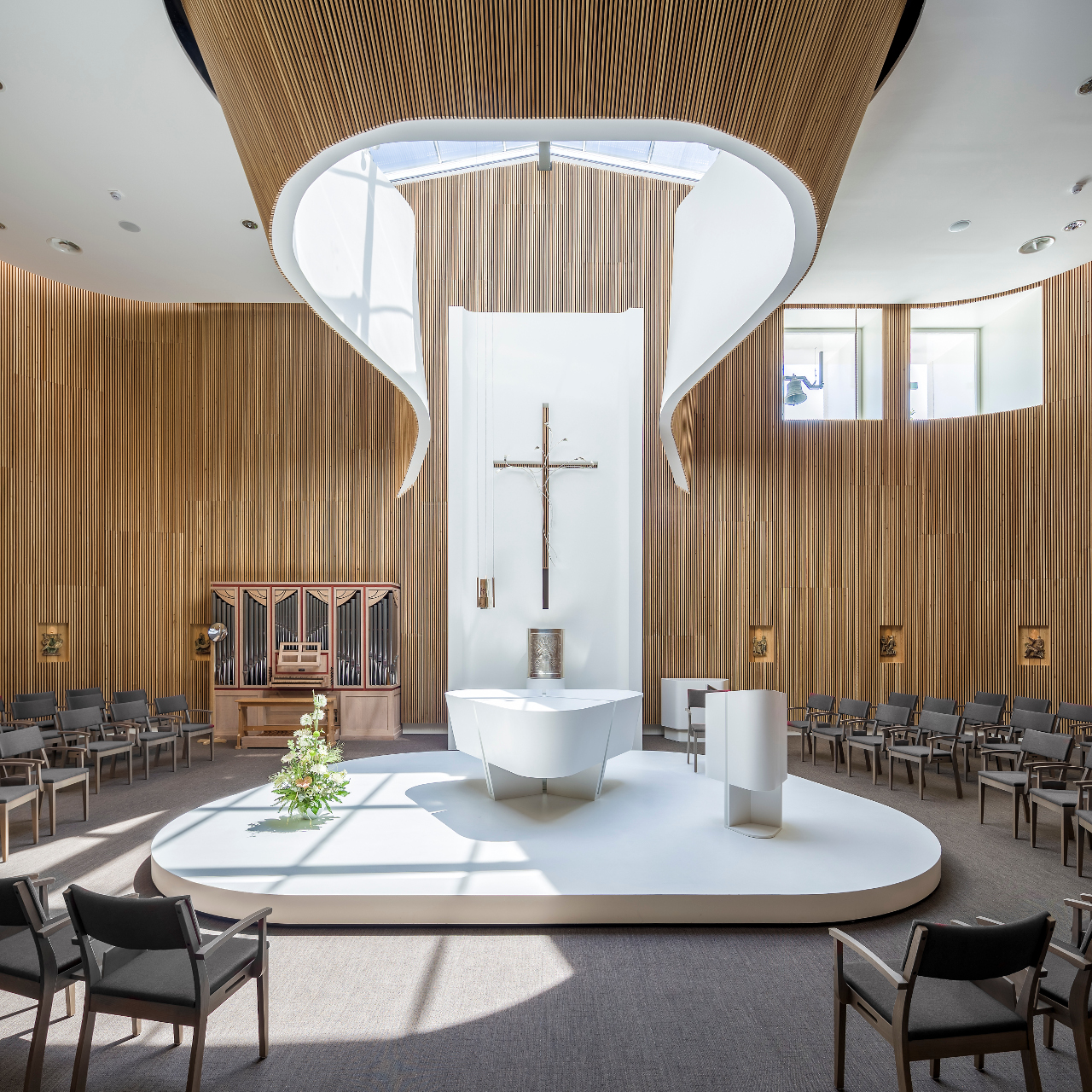 wit podium in kerk met houten wanden