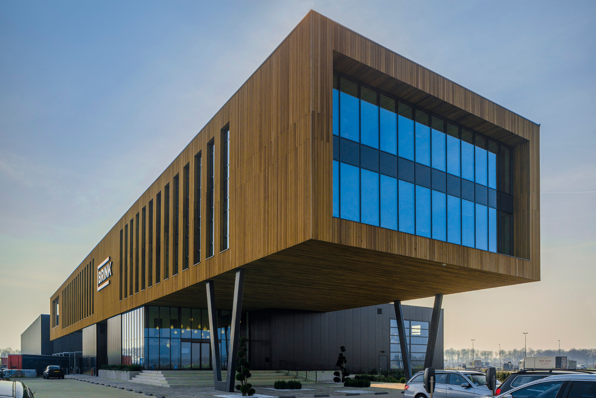 Gebouw Brink met houten gevel