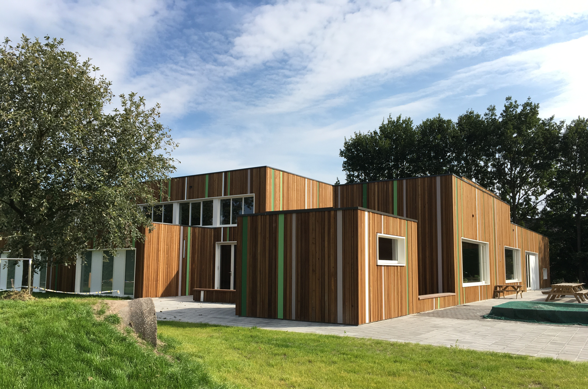 Houten gebouwen met wit en groene strepen