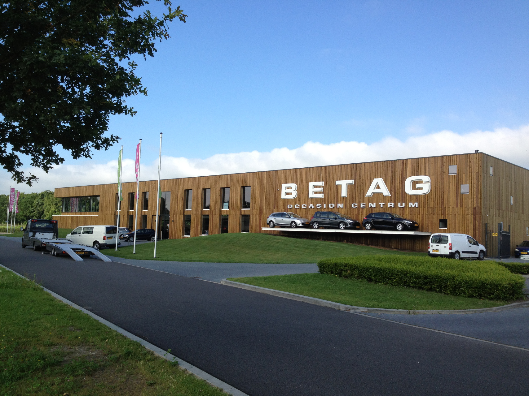 Voorkant gebouw met houten gevels Betag