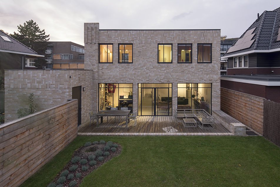 Het exterieur van het Active House in Schiedam met de kenmerkende grote ramen Het exterieur van het Active House in Schiedam met de kenmerkende grote ramen