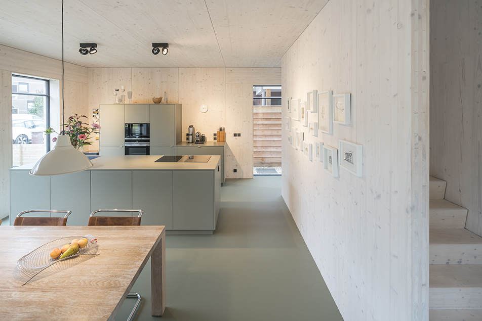 Het interieur met veel hout en elegant CO2 neutraal Marmoleum van Forbo Flooring op de vloer Het interieur met veel hout en elegant CO2 neutraal Marmoleum van Forbo Flooring op de vloer