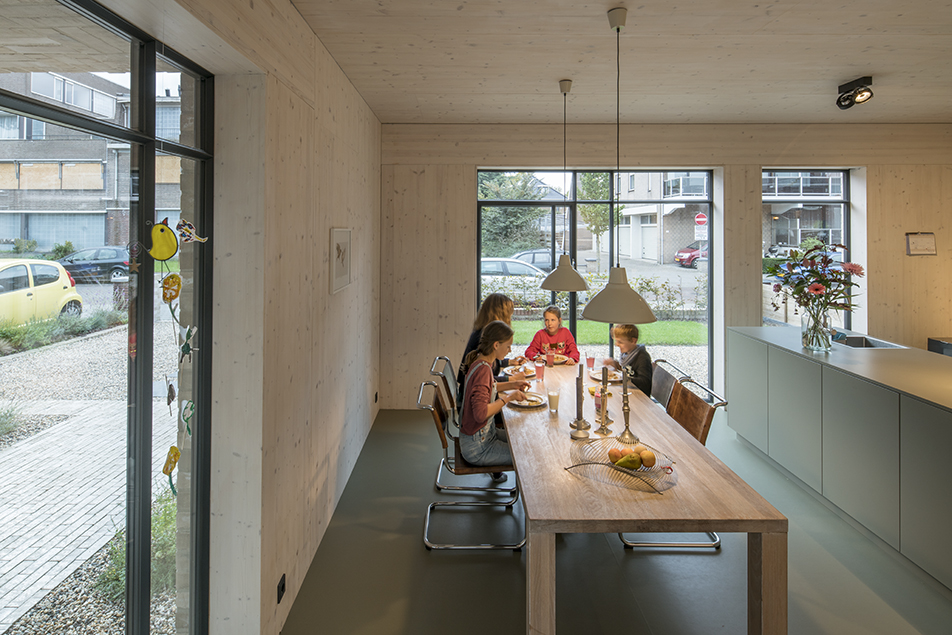 Veel licht door de grote ramen, whitewash houten muren en CO2 neutraal Marmoleum van Forbo Flooring op de vloer in dezelfde fraaie groene kleur als de kasten en aanrecht Veel licht door de grote ramen, whitewash houten muren en CO2 neutraal Marmoleum van Forbo Flooring op de vloer in dezelfde fraaie groene kleur als de kasten en aanrecht