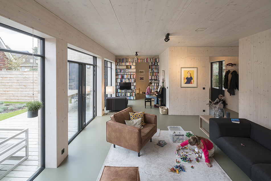 Zee&euml;n van ruimte voor de kinderen en rest van het gezin, veel natuurlijk licht en CO2 neutraal Marmoleum van Forbo Flooring in de woning die meer energie oplevert dan neemt