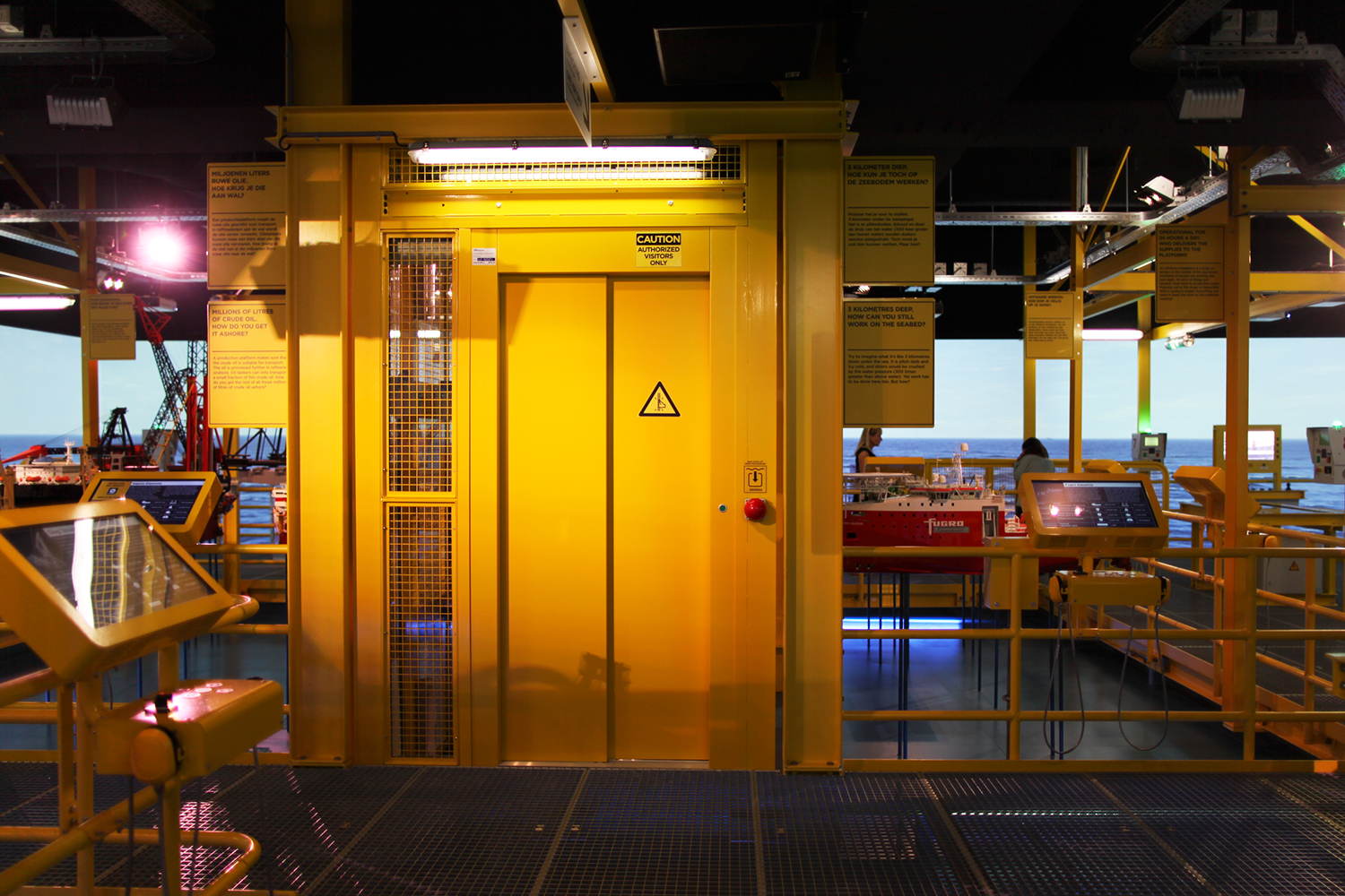 Offshore platform met een lift Offshore platform met een lift