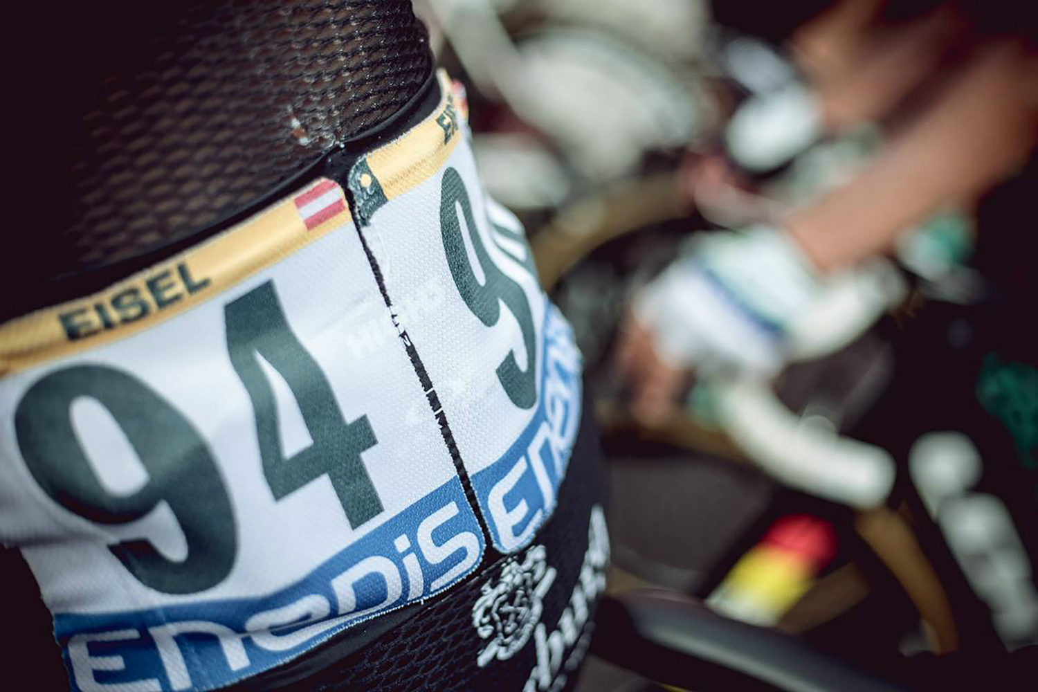Tour de France rugnummers bevestigd met Bostik lijm Tour de France rugnummers bevestigd met Bostik lijm